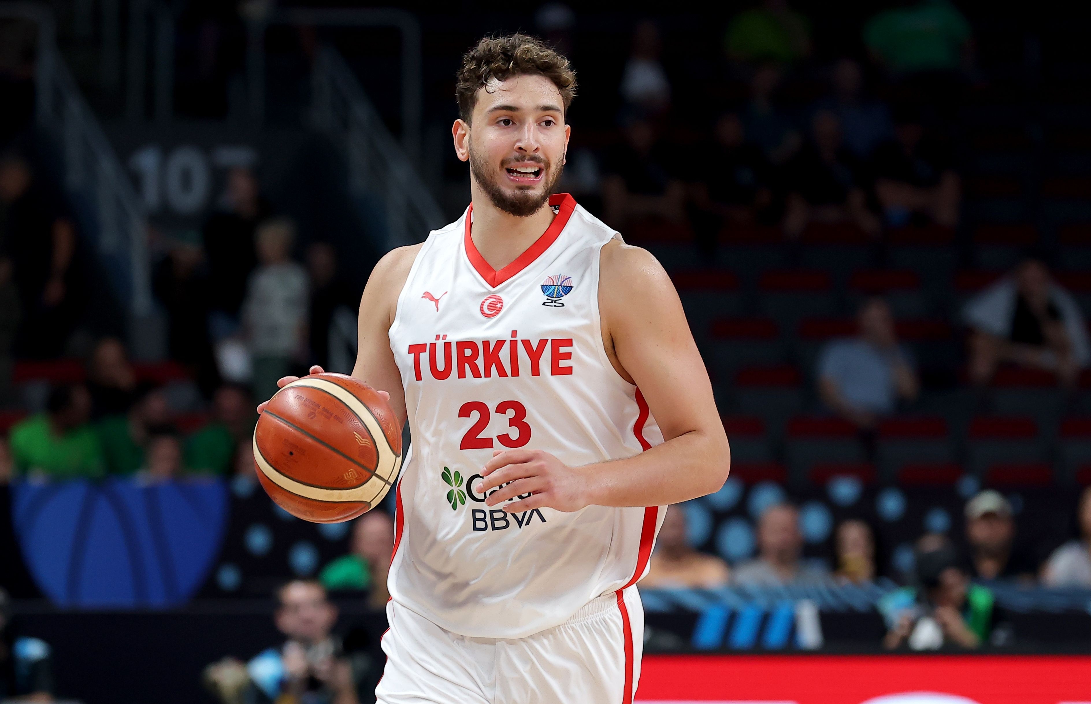 斯通盛赞申京表现统治级:体型出色比赛投入,全队倍感振奋