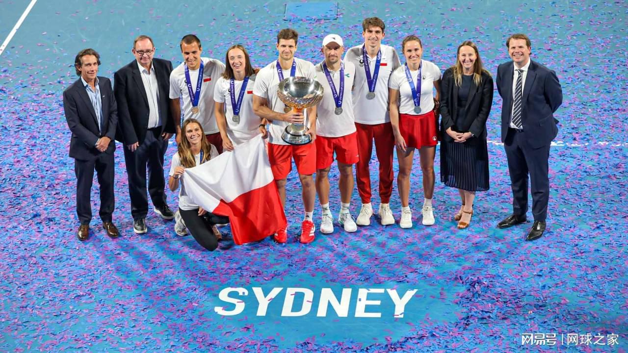 电竞赛事-斯瓦泰克罕见两连败吞蛋落泪,波兰险胜瑞士夺得联合杯冠军