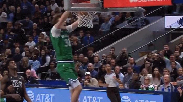 竞技宝-年轻气盛!克里斯蒂单手甩传很写意 弗拉格双手重扣打停篮网