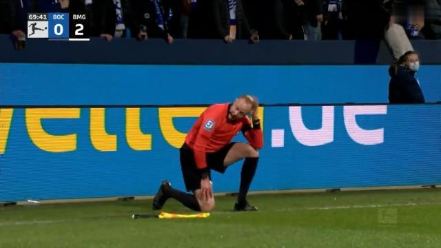 电竞赛事-德甲边裁被啤酒杯击伤 球场刚开放坐满就有人整事